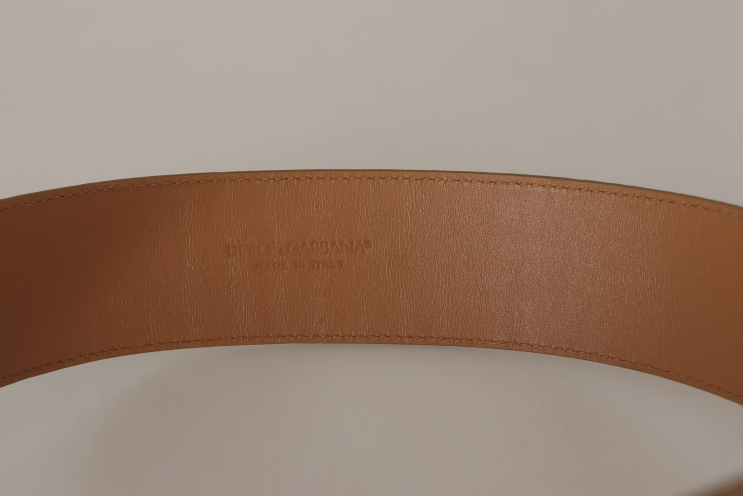 Elegante cinturón de piel beige con hebilla grabada