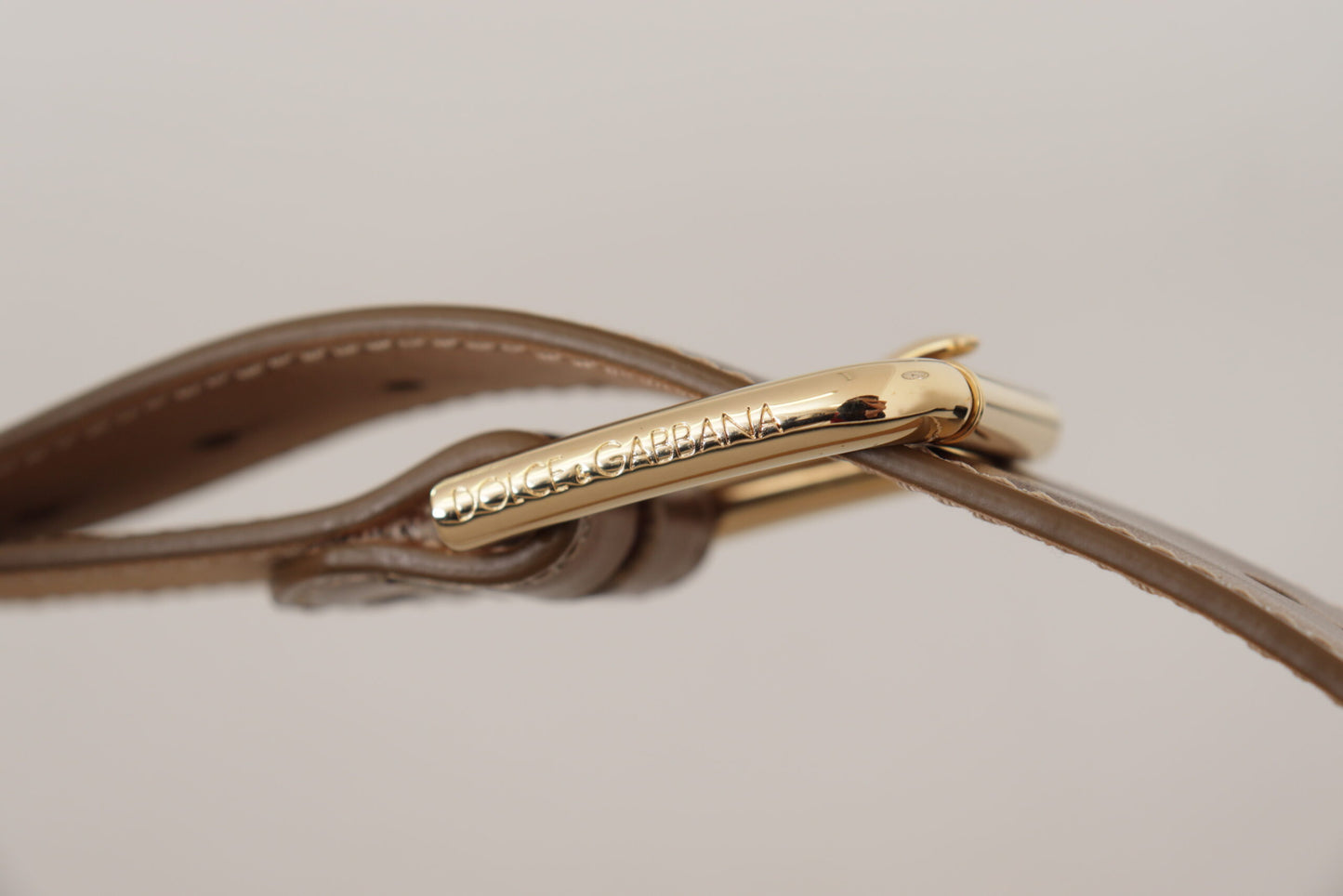 Cinturón elegante de piel color bronce con hebilla con logotipo
