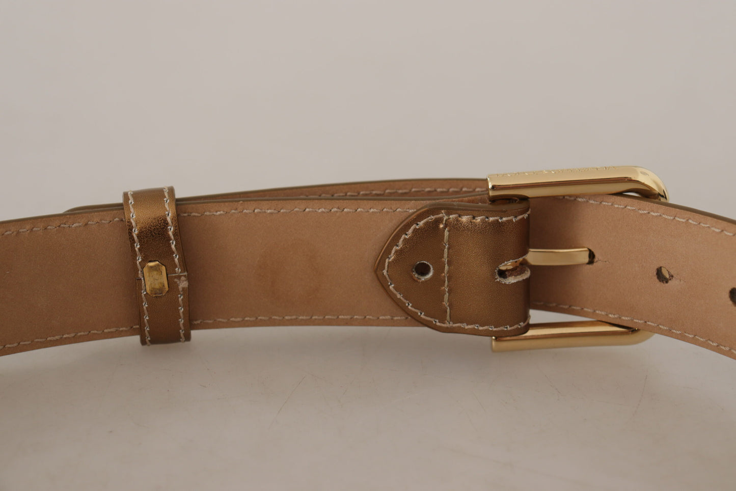 Cinturón elegante de piel color bronce con hebilla con logotipo
