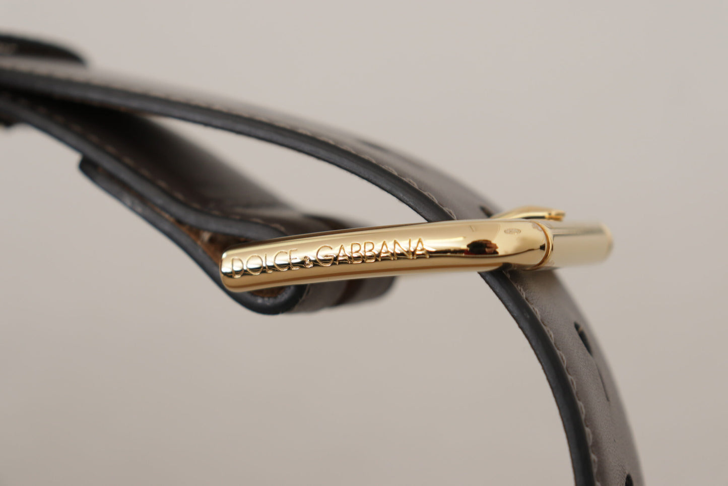 Cinturón de cuero elegante con hebilla grabada