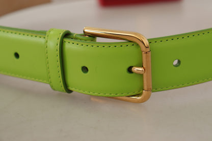 Elegante cinturón de cuero con accesorio para mini bolso