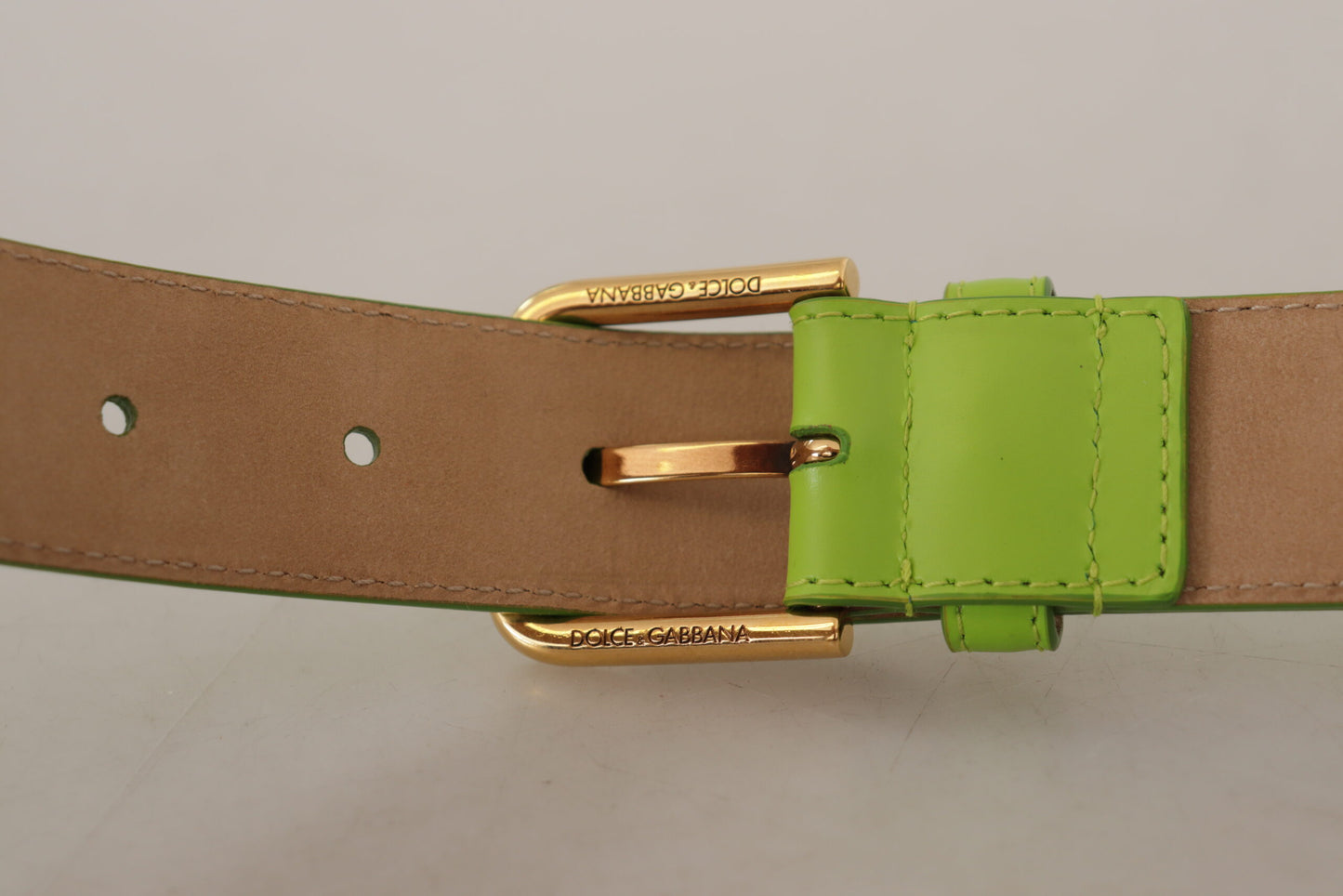 Elegante cinturón de cuero con accesorio para mini bolso