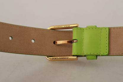 Elegante cinturón de cuero con accesorio para mini bolso