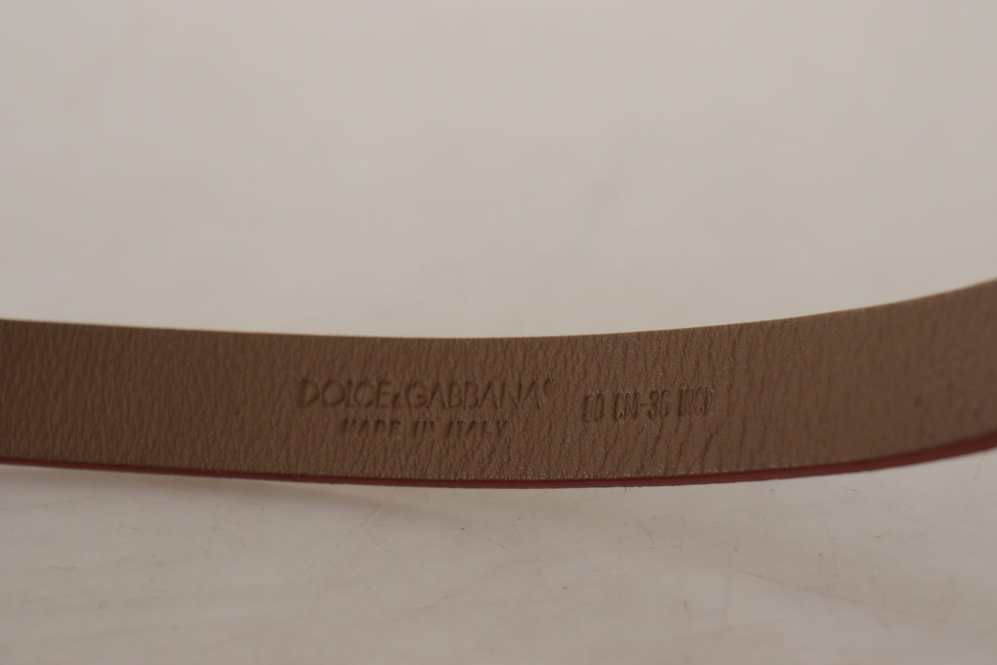 Cinturón elegante de ante con hebilla grabada con el logotipo