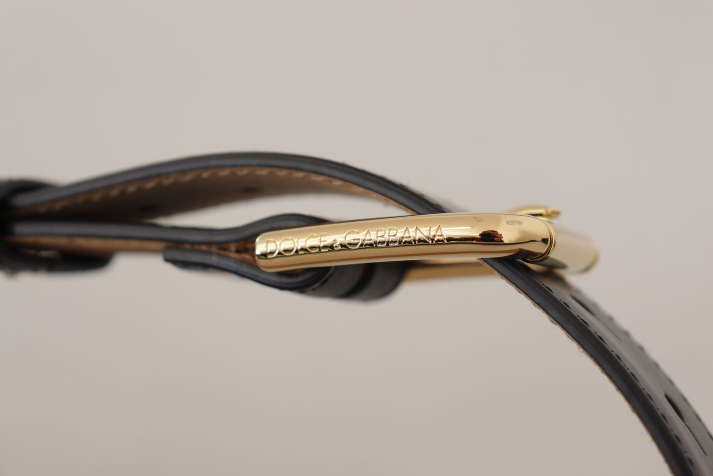 Cinturón de cuero elegante con hebilla de logotipo