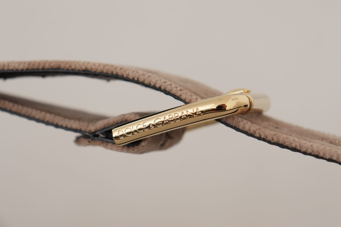 Cinturón elegante con hebilla de logotipo de terciopelo