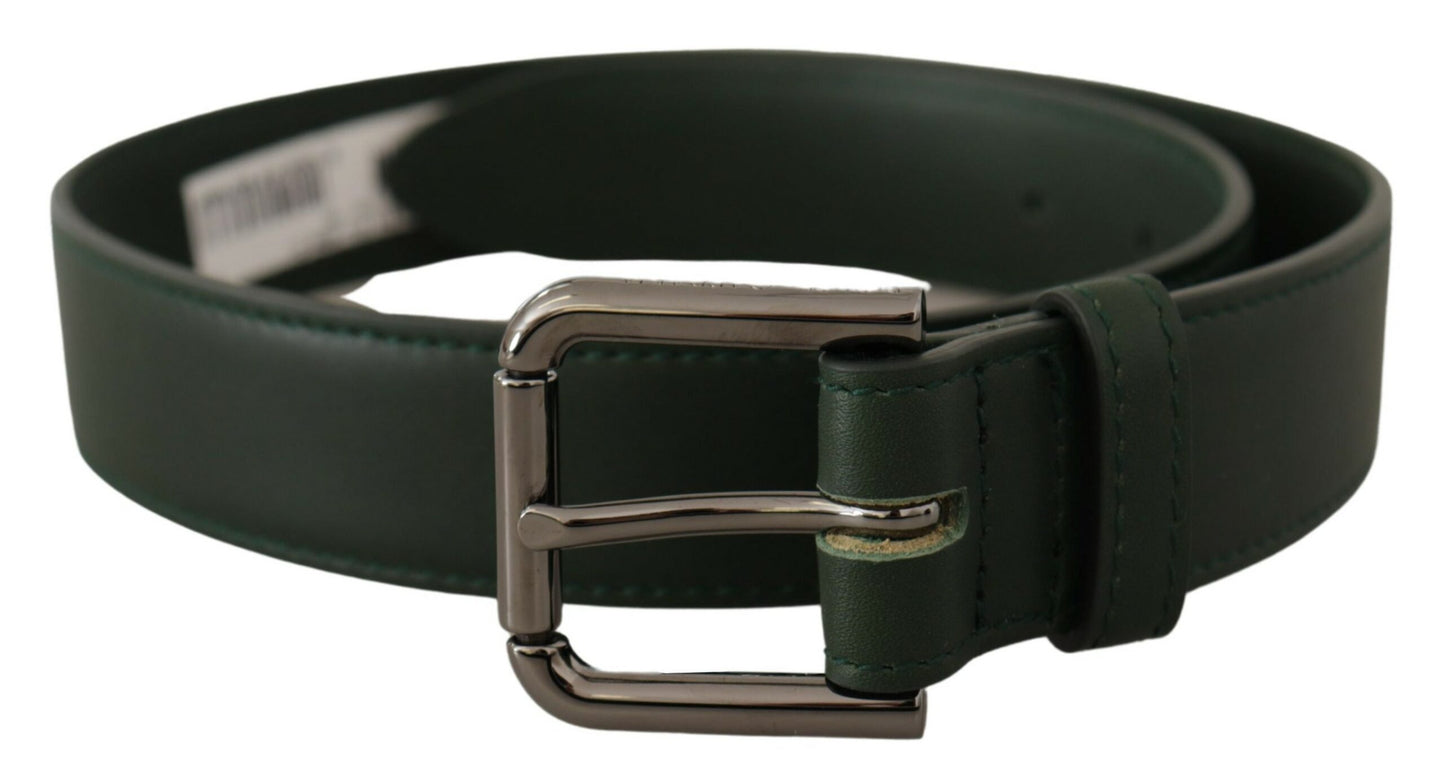 Cinturón elegante de cuero verde oscuro con hebilla con logotipo