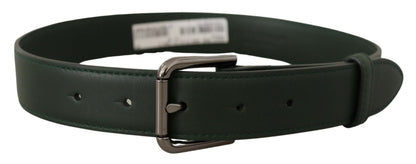 Cinturón elegante de cuero verde oscuro con hebilla con logotipo