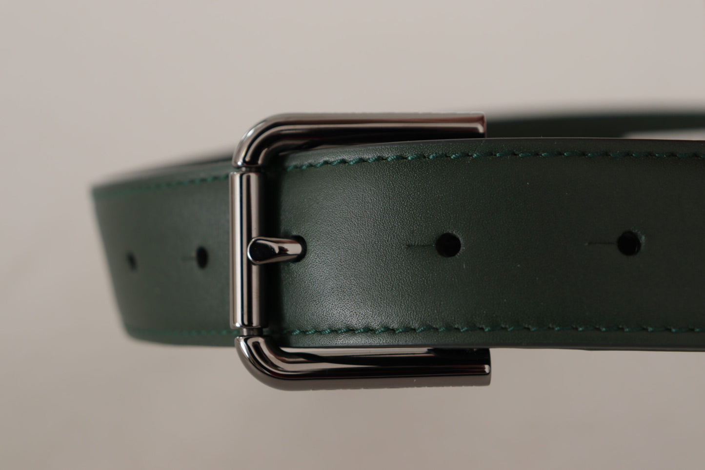 Cinturón elegante de cuero verde oscuro con hebilla con logotipo