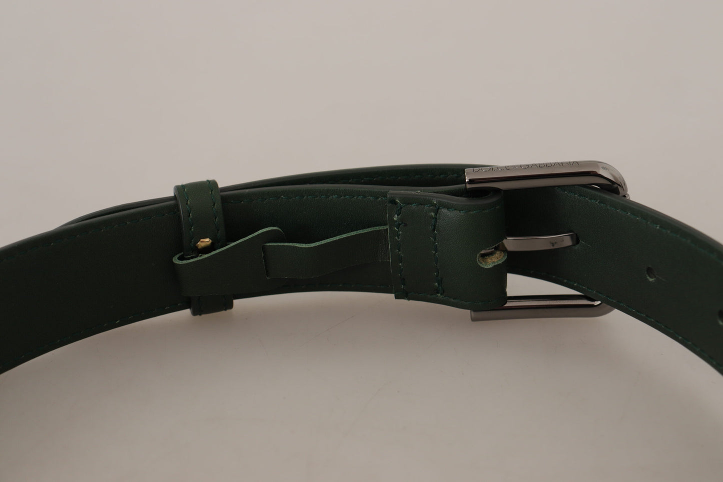 Cinturón elegante de cuero verde oscuro con hebilla con logotipo