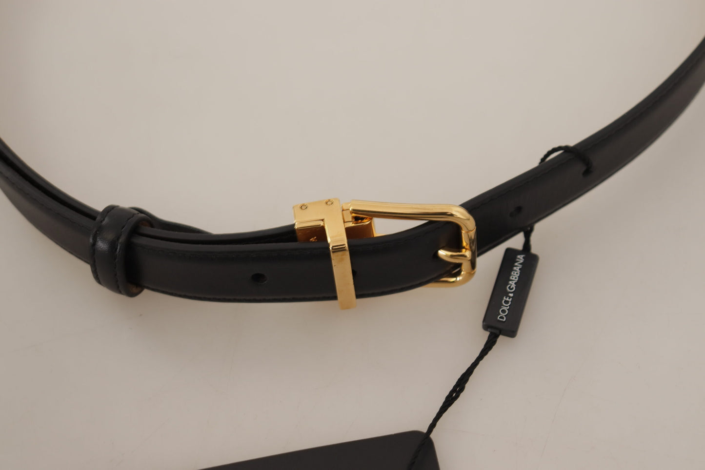 Elegante cinturón de cuero negro con hebilla grabada