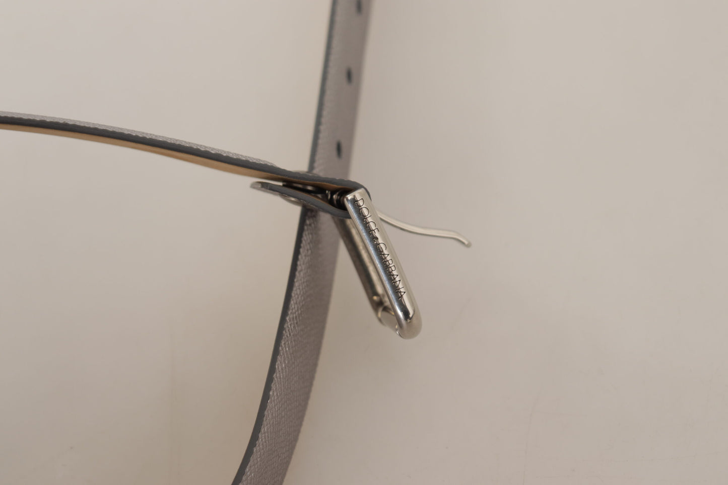 Elegante cinturón de cuero plateado con hebilla grabada