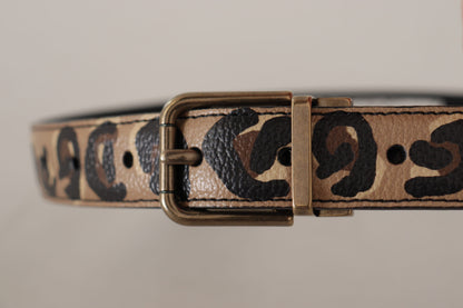 Cinturón de cuero elegante con logotipo grabado