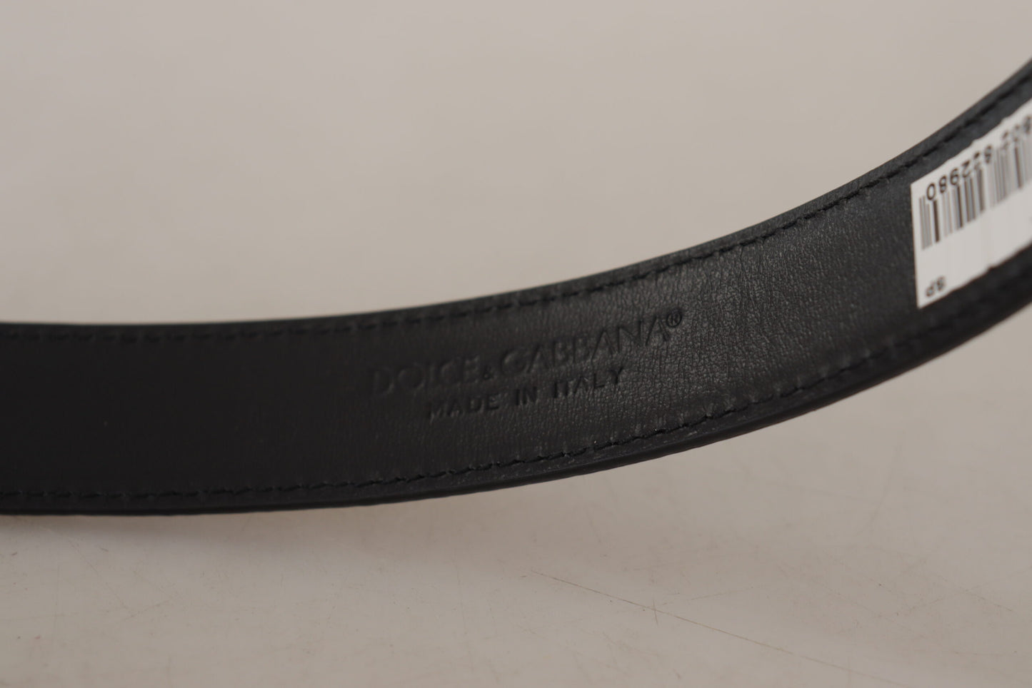 Cinturón de cuero elegante con logotipo grabado