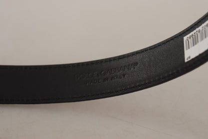 Cinturón de cuero elegante con logotipo grabado