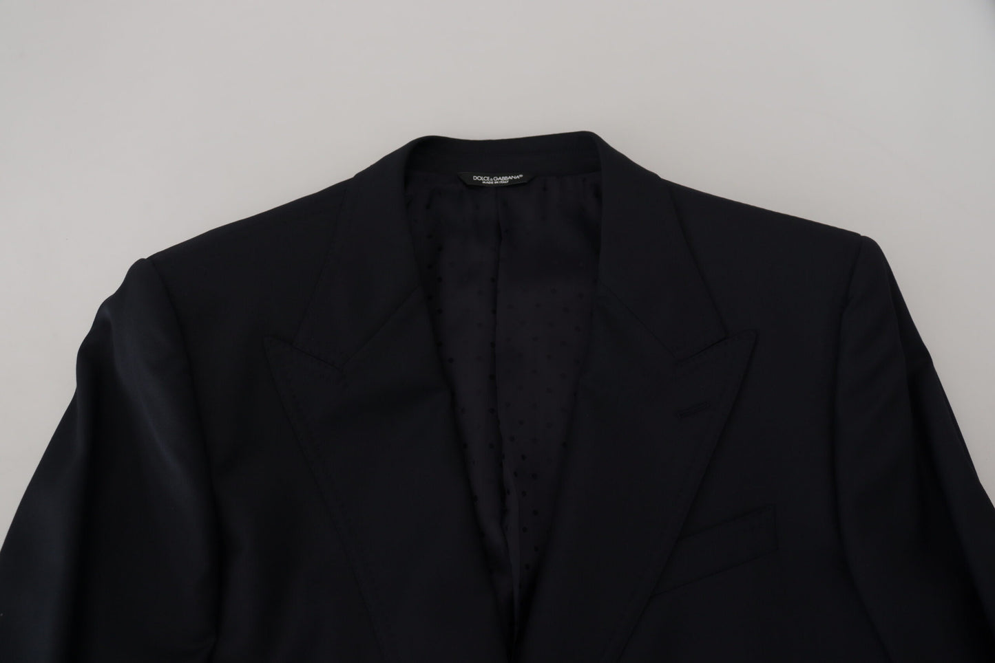 Elegante blazer azul oscuro de botonadura sencilla