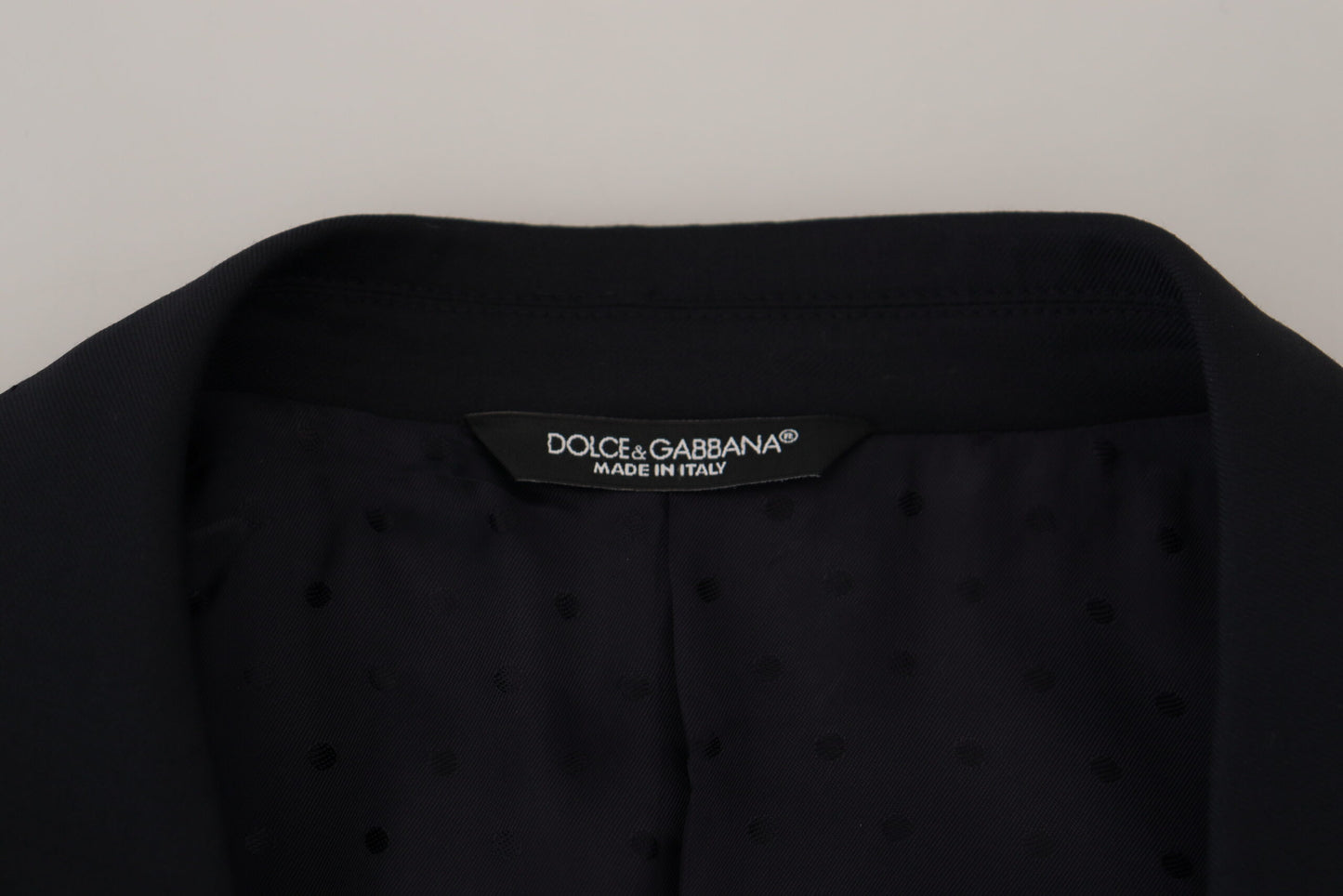 Elegante blazer azul oscuro de botonadura sencilla