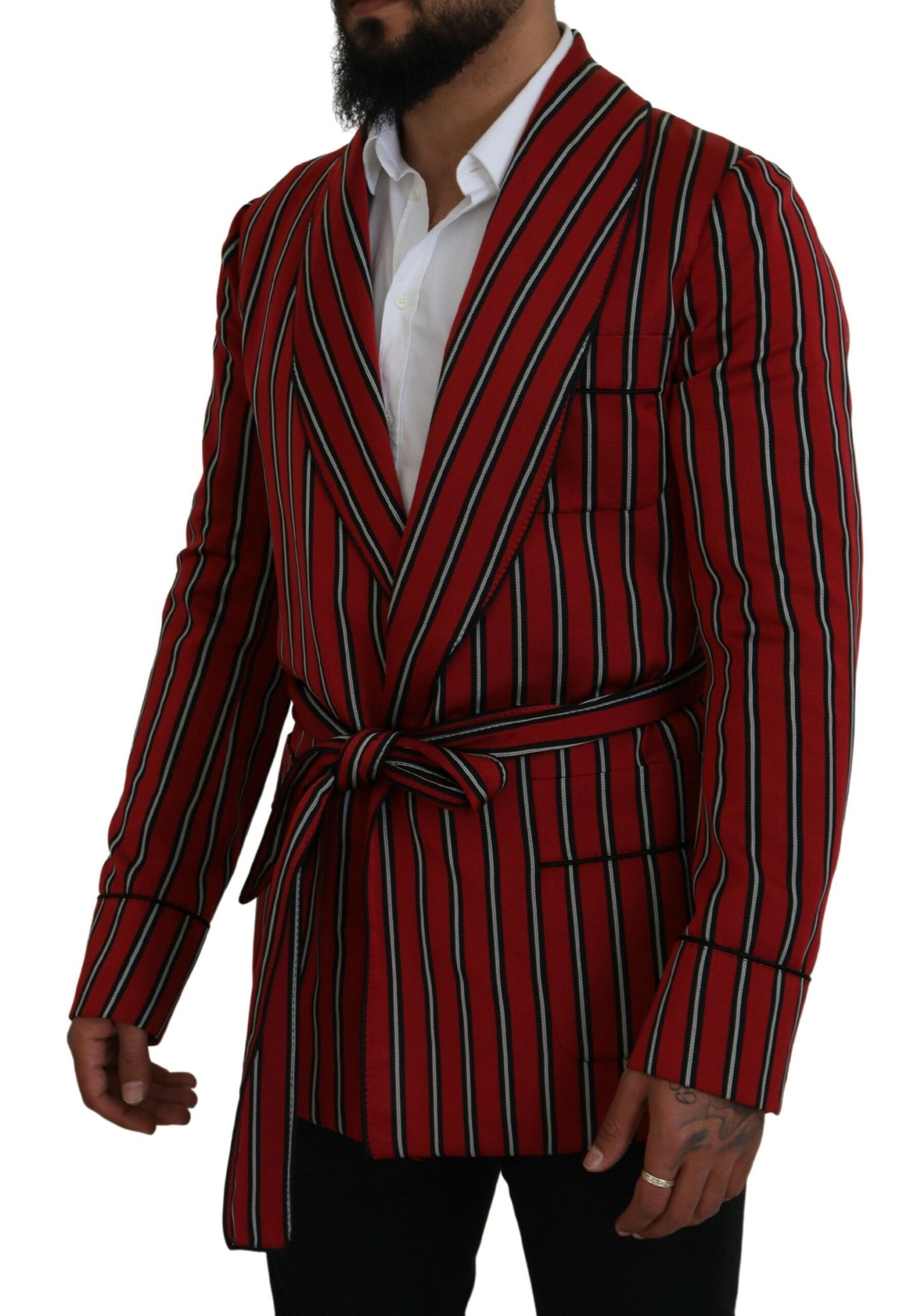 Elegante bata larga de rayas rojas, ropa de lujo