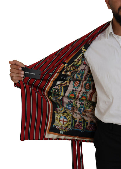 Elegante bata larga de rayas rojas, ropa de lujo