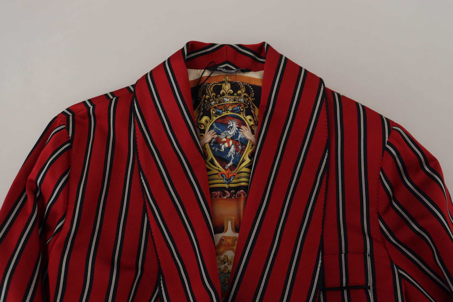 Elegante bata larga de rayas rojas, ropa de lujo