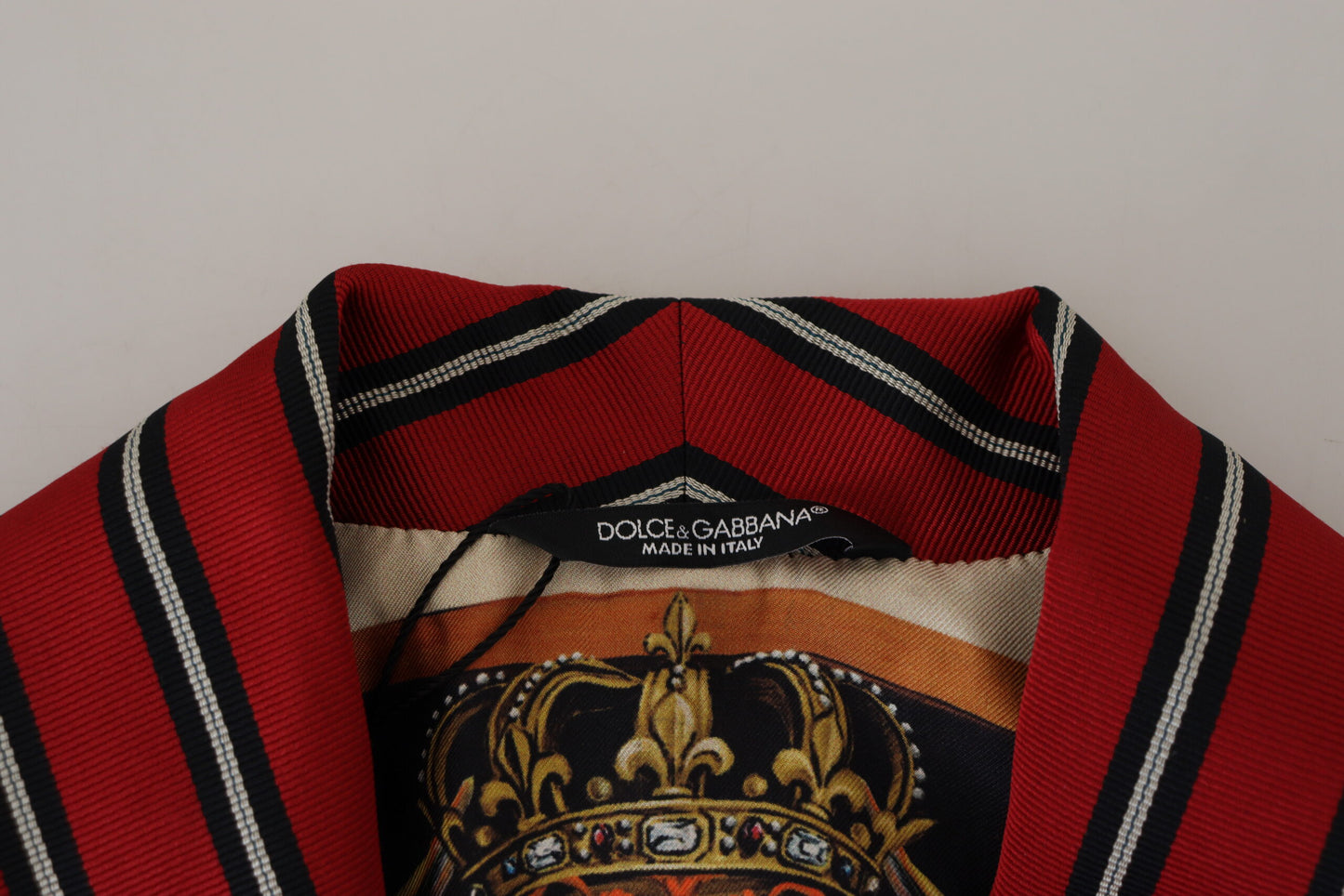 Elegante bata larga de rayas rojas, ropa de lujo