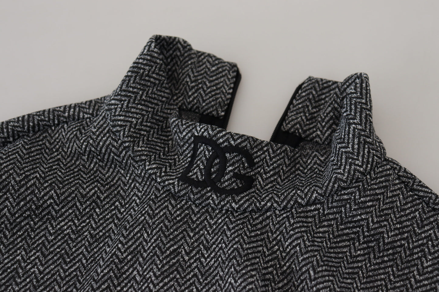 Suéter elegante gris oscuro