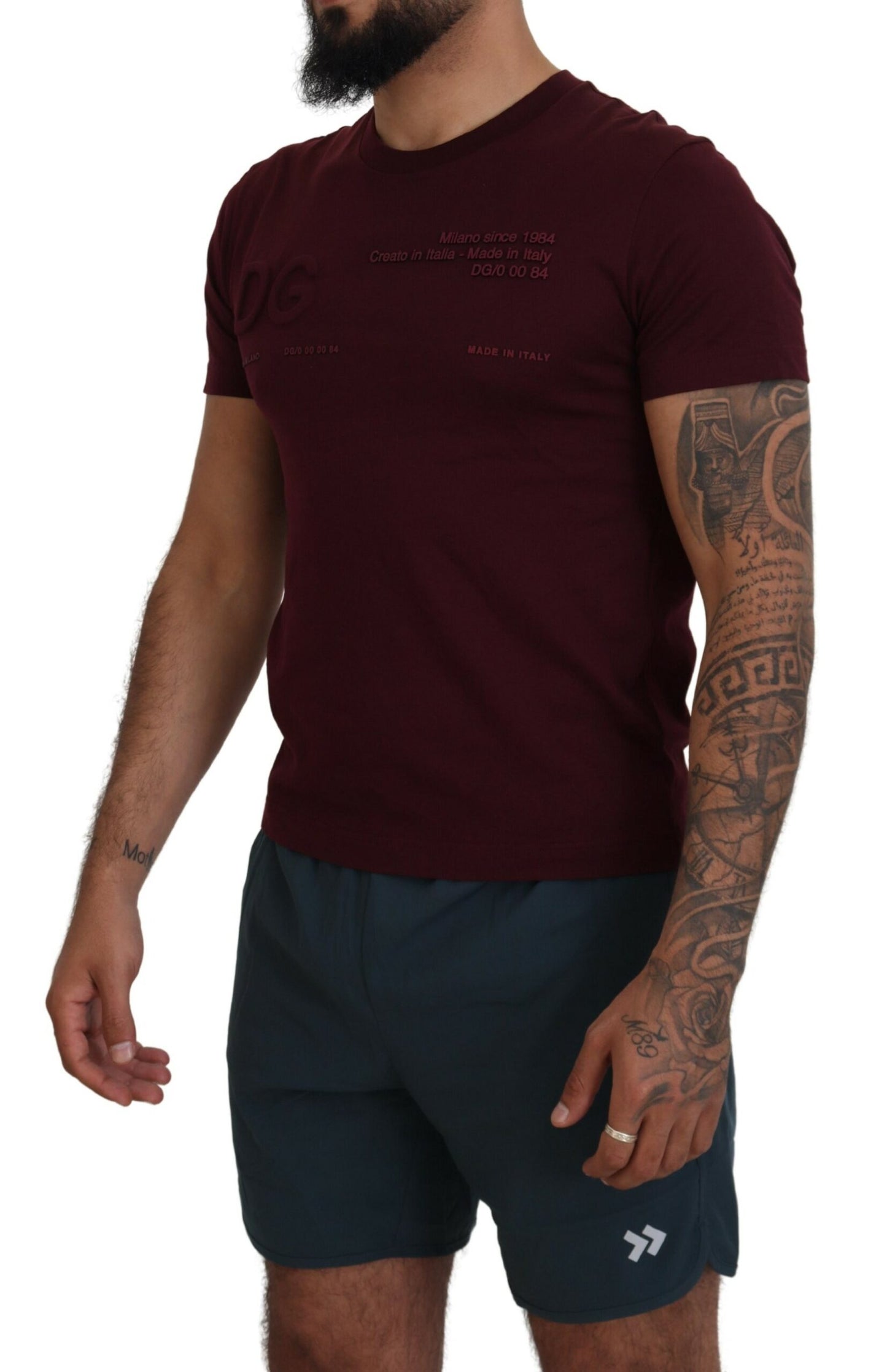 Elegante camiseta informal de cuello redondo en color granate