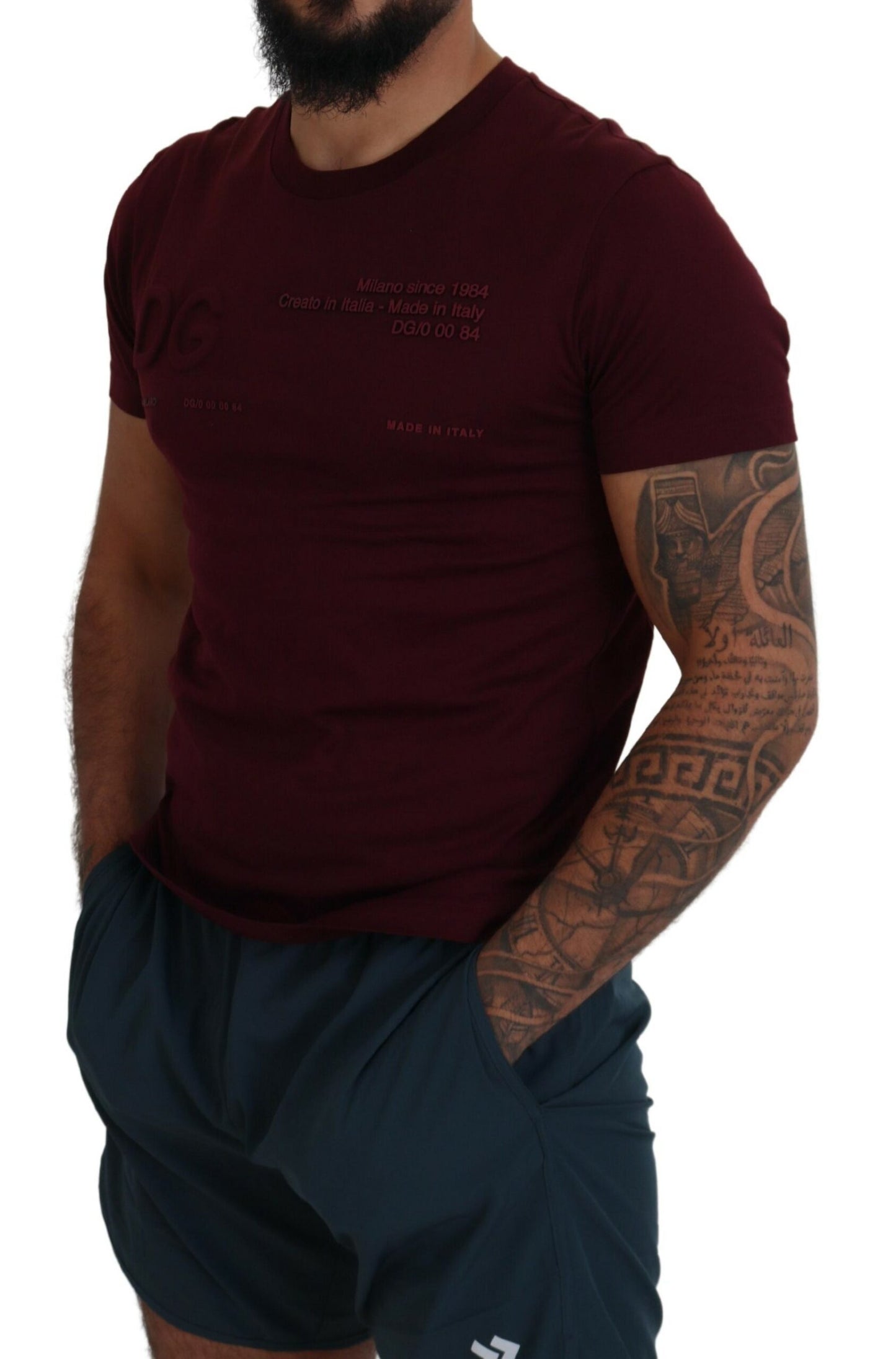 Elegante camiseta informal de cuello redondo en color granate