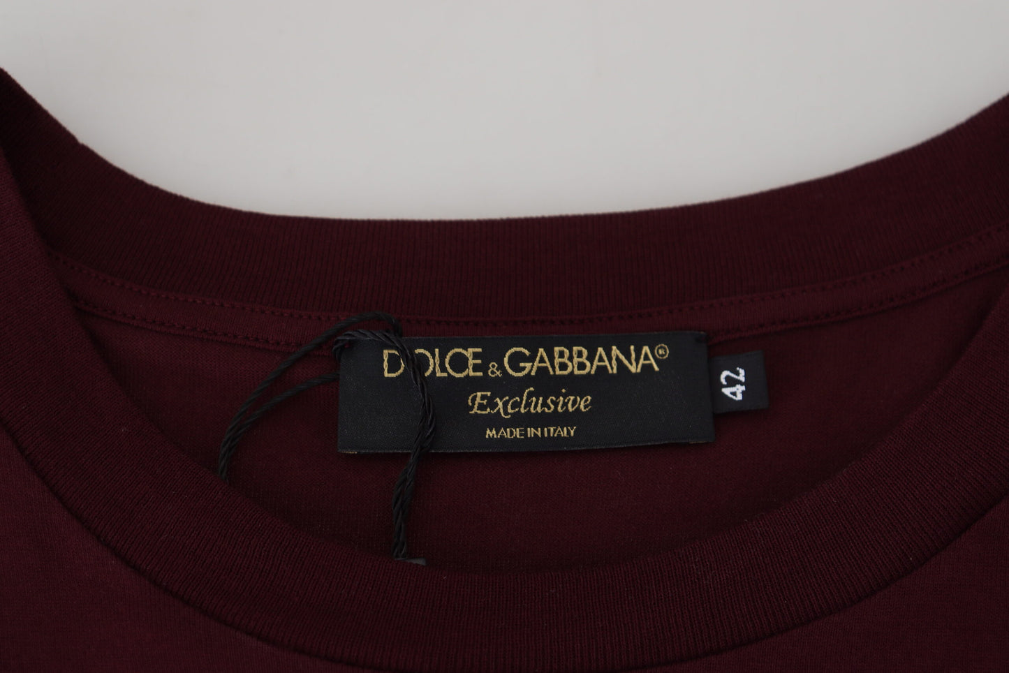 Elegante camiseta informal de cuello redondo en color granate