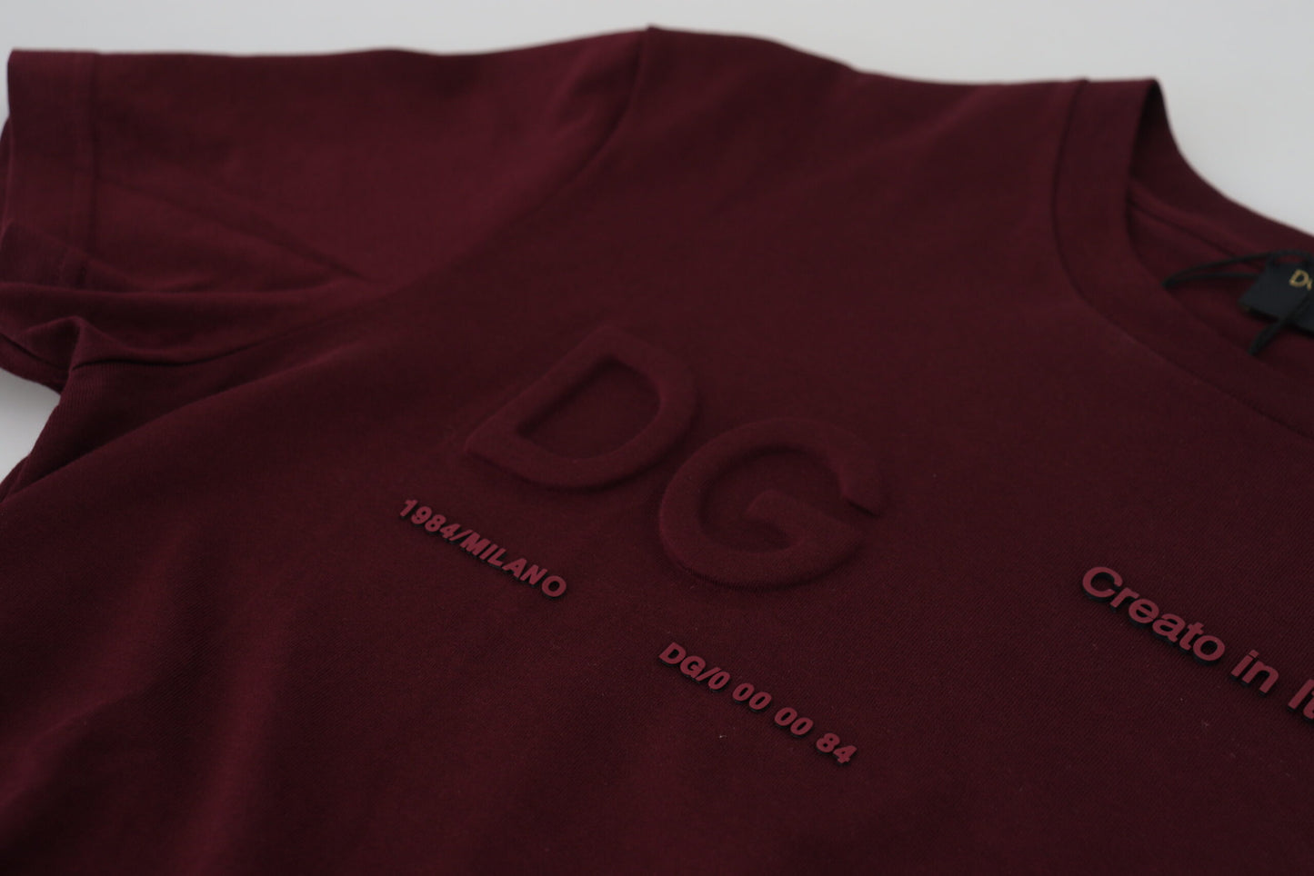 Elegante camiseta informal de cuello redondo en color granate