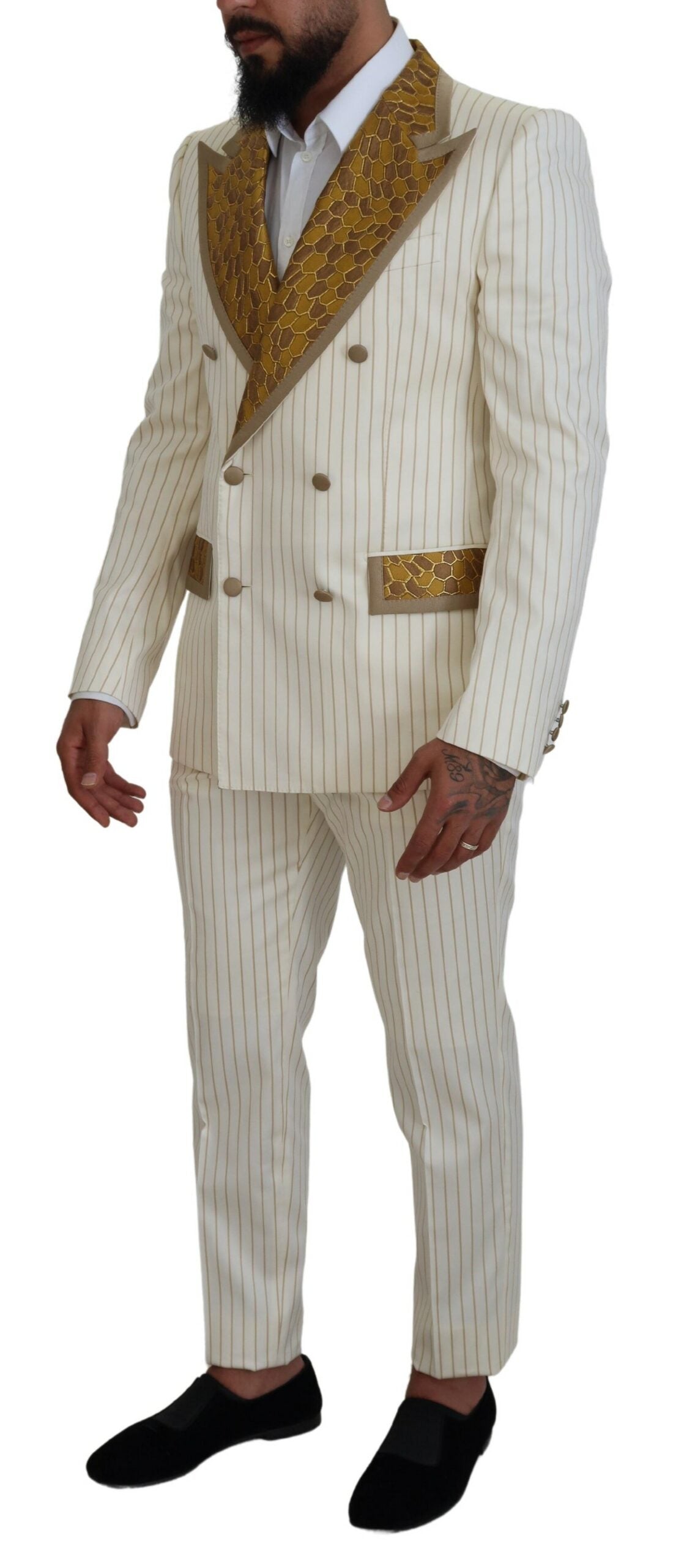Elegante traje cruzado en blanco roto