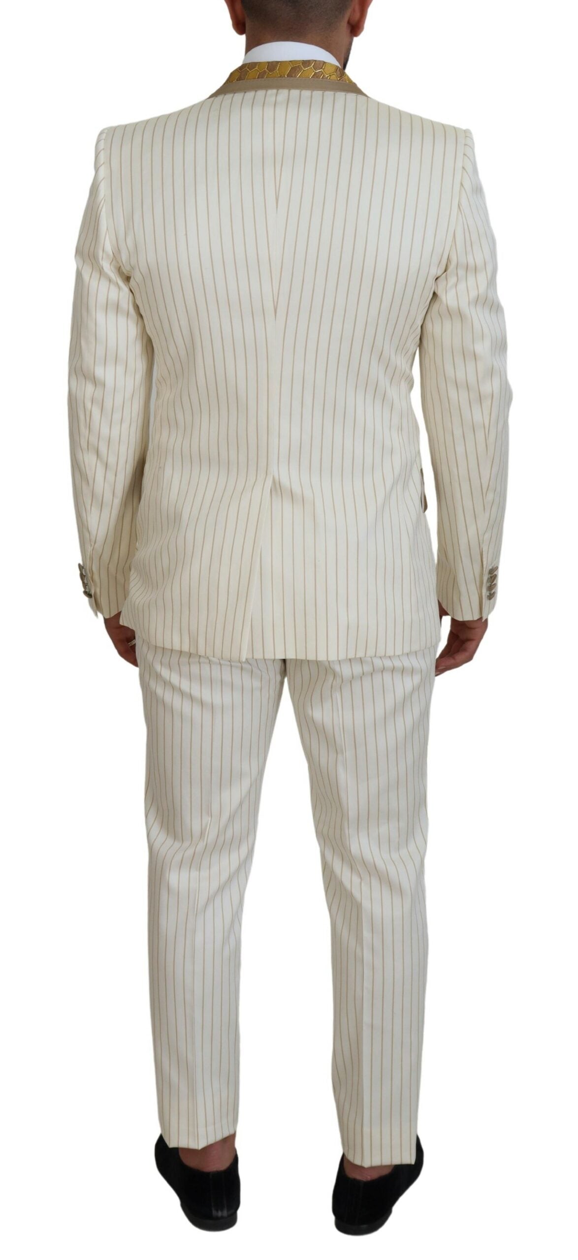 Elegante traje cruzado en blanco roto