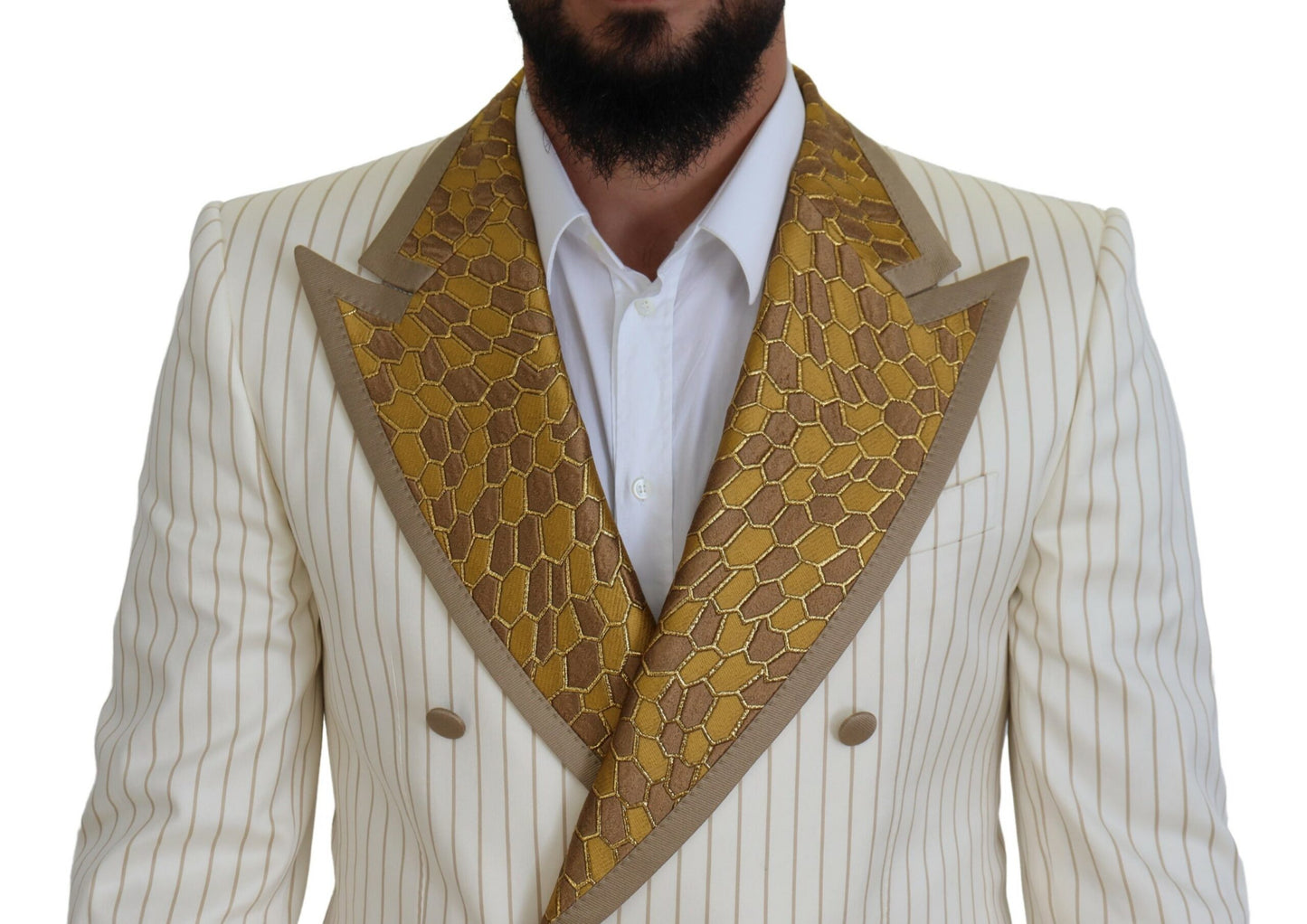 Elegante traje cruzado en blanco roto