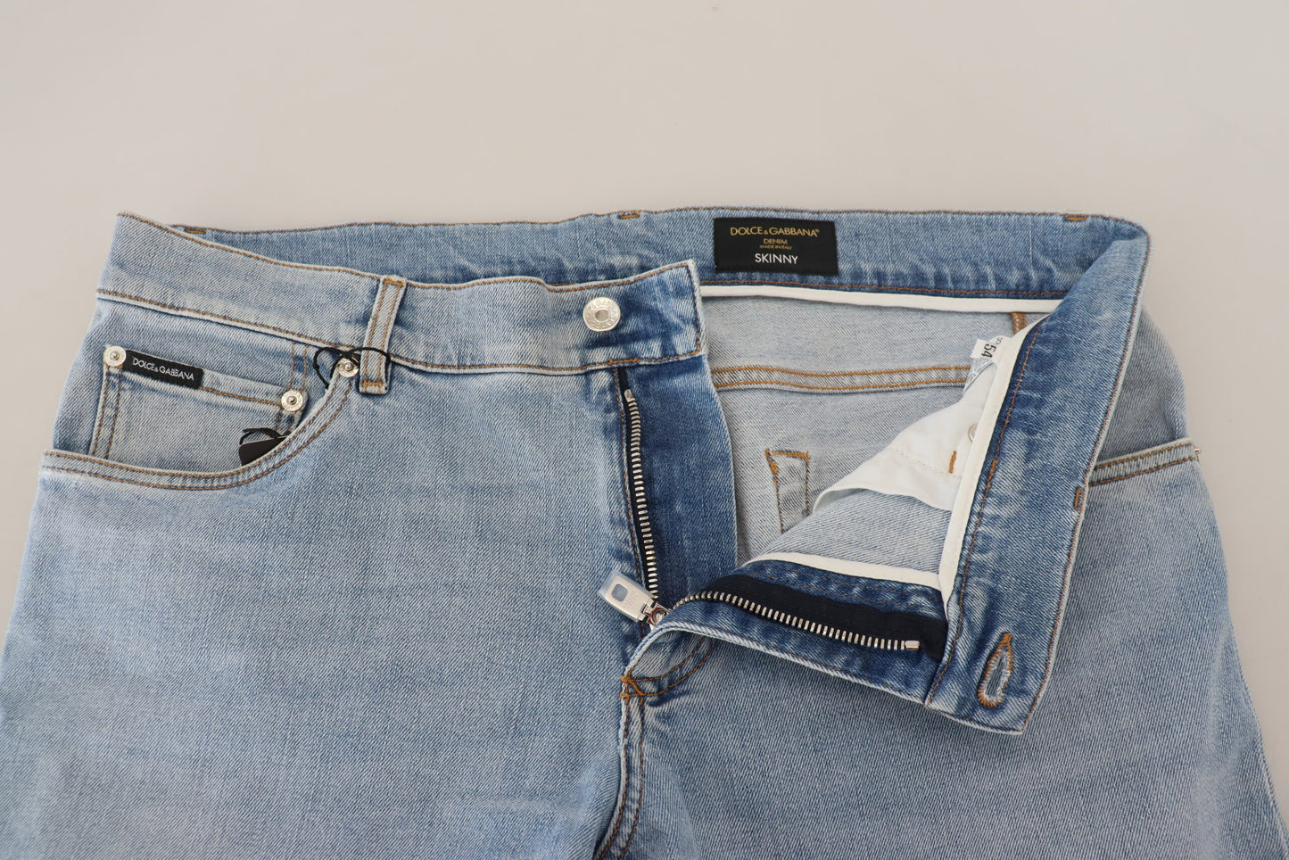 Pantalones vaqueros azul claro de corte entallado y elegantes