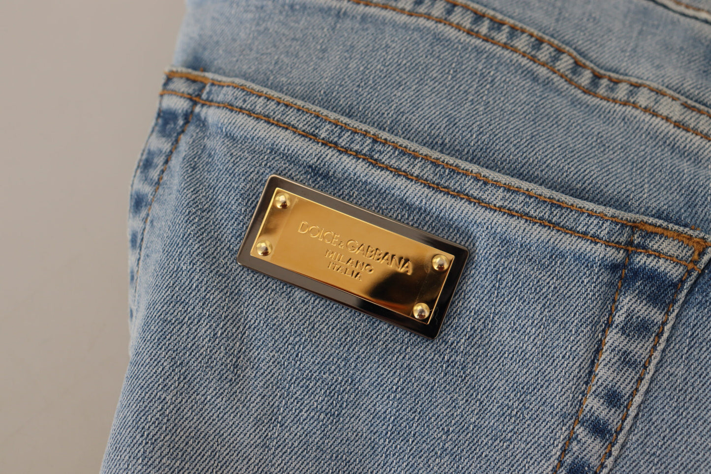 Pantalones vaqueros azul claro de corte entallado y elegantes