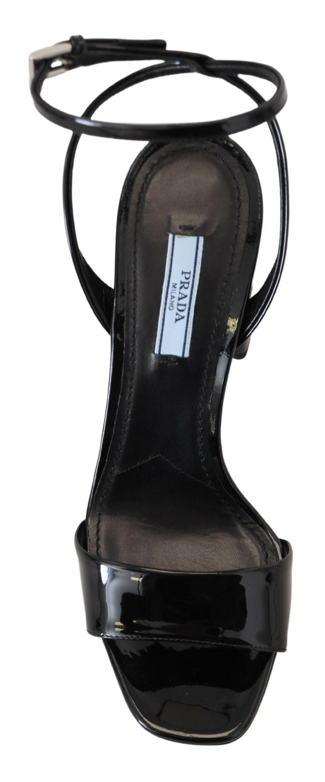 Eleve su elegancia con tacones negros brillantes