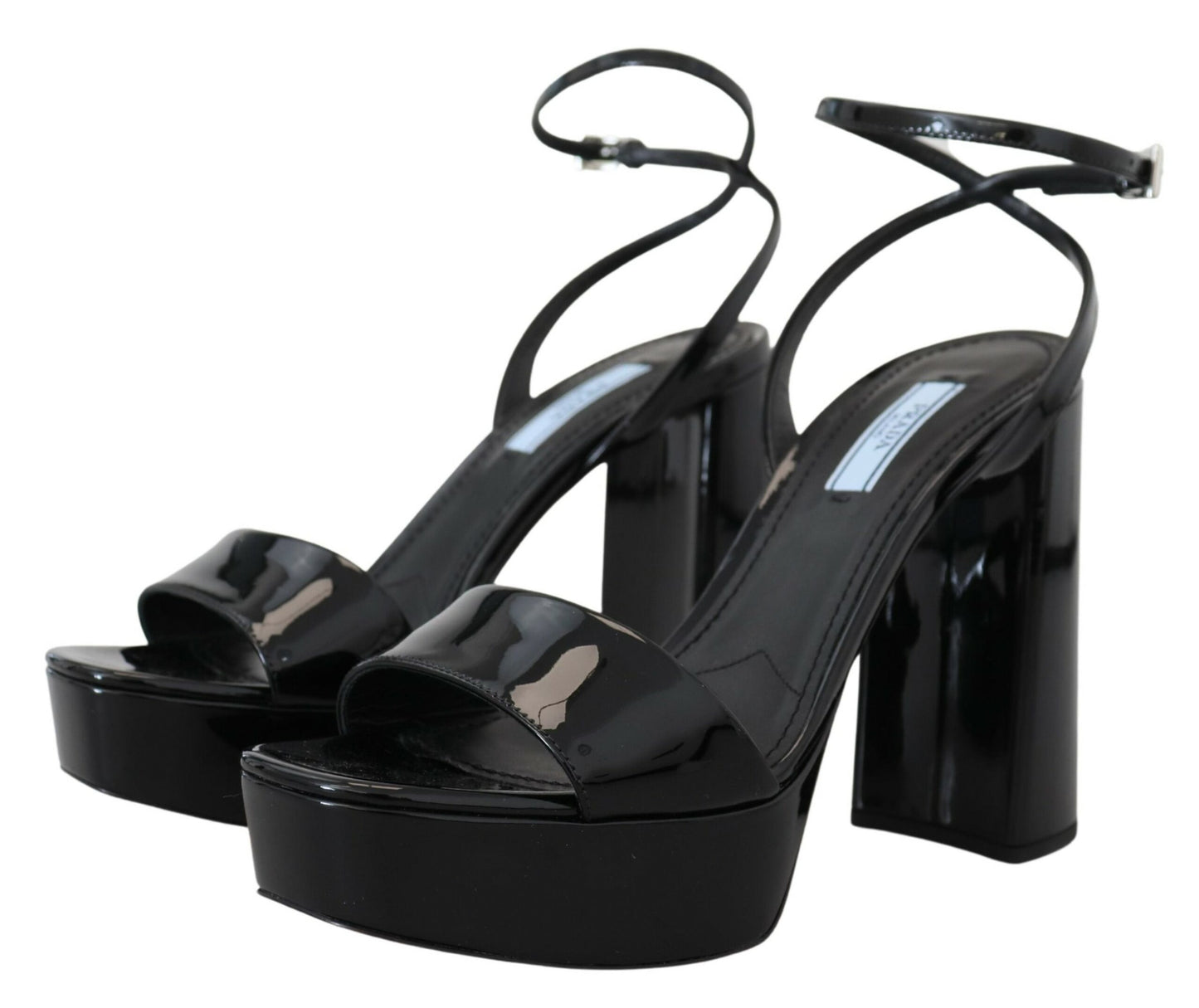 Eleve su elegancia con tacones negros brillantes