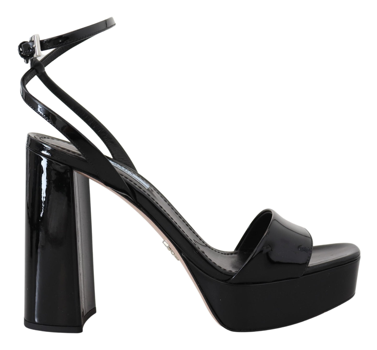 Eleve su elegancia con tacones negros brillantes