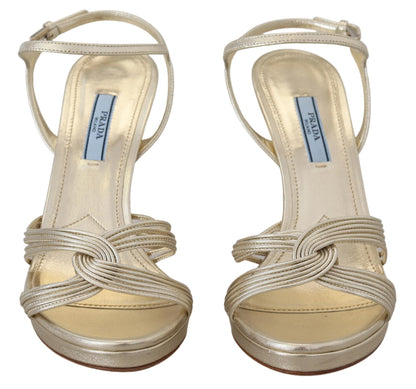 Elegantes sandalias de tacón de aguja doradas