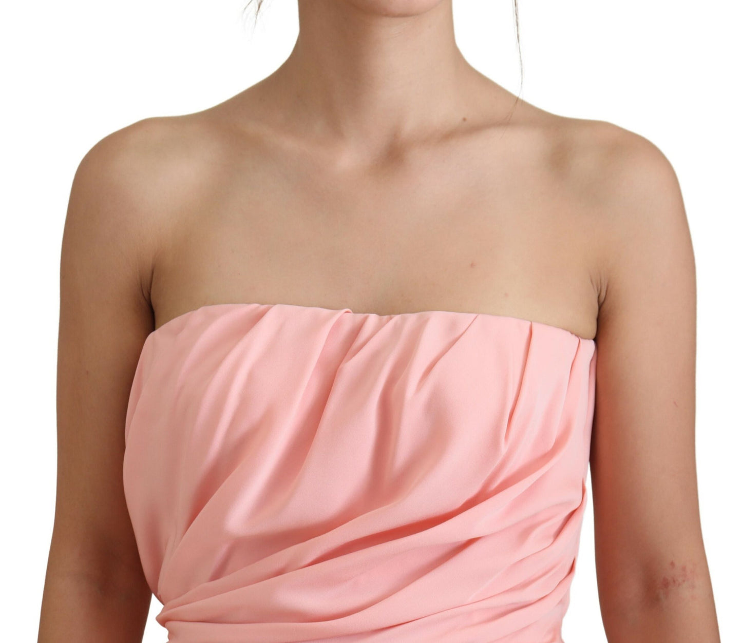 Elegante silueta midi sin tirantes rosa