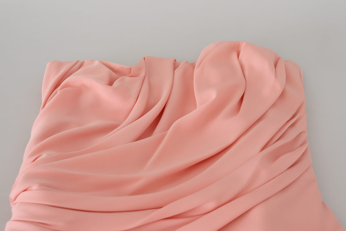 Elegante silueta midi sin tirantes rosa