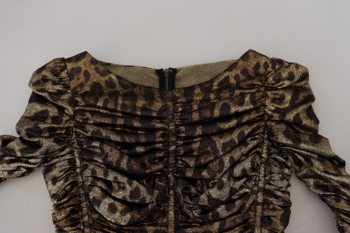 Elegante vestido midi ajustado con estampado de leopardo