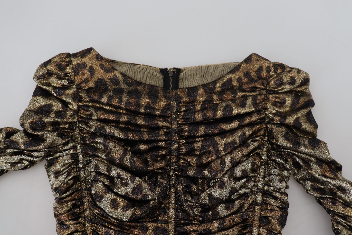Elegante vestido midi ajustado con estampado de leopardo