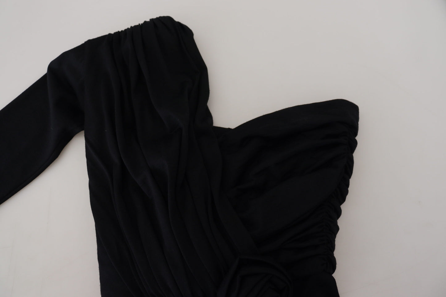 Elegante vestido midi de un solo hombro