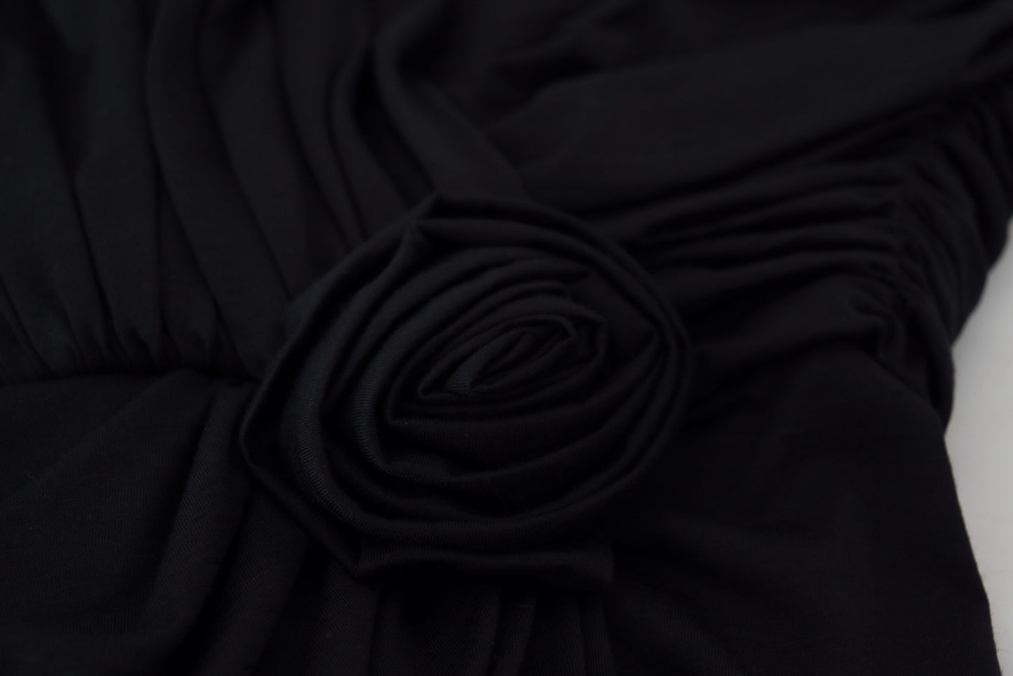 Elegante vestido midi de un solo hombro