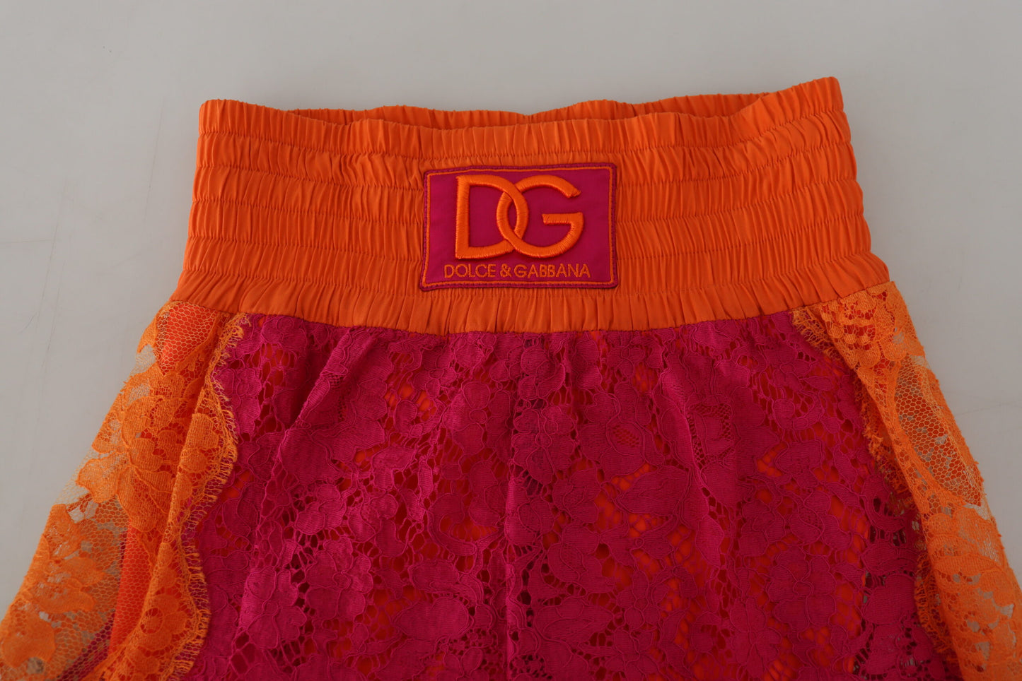 Elegantes pantalones cortos de cintura alta con encaje en dos tonos
