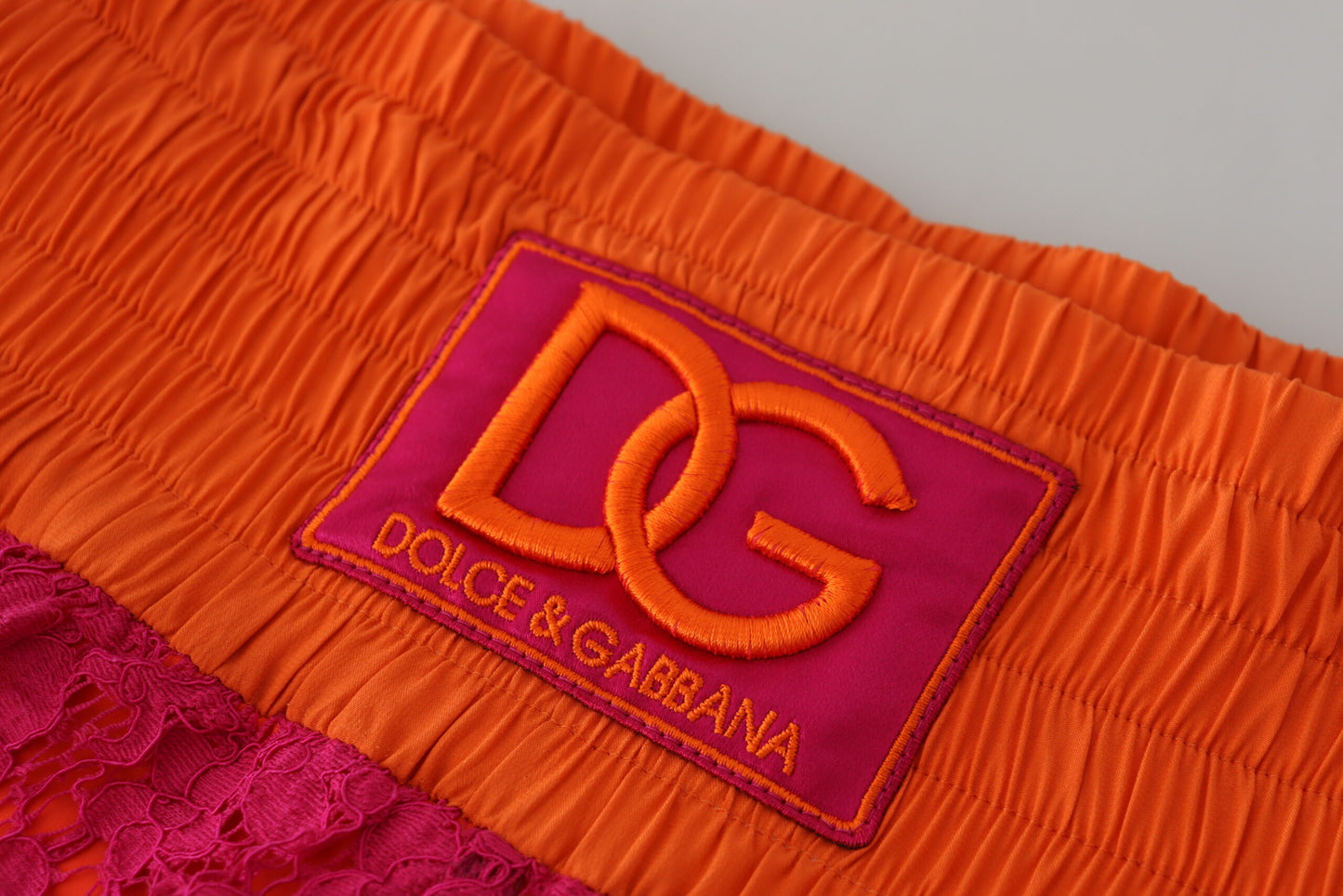 Elegantes pantalones cortos de cintura alta con encaje en dos tonos