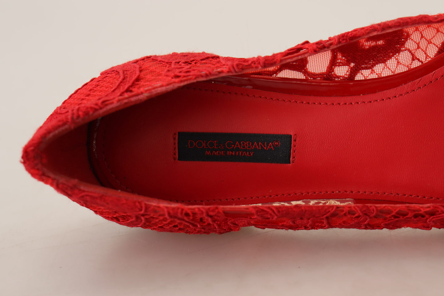 Zapatos planos con adornos de cristal rojo