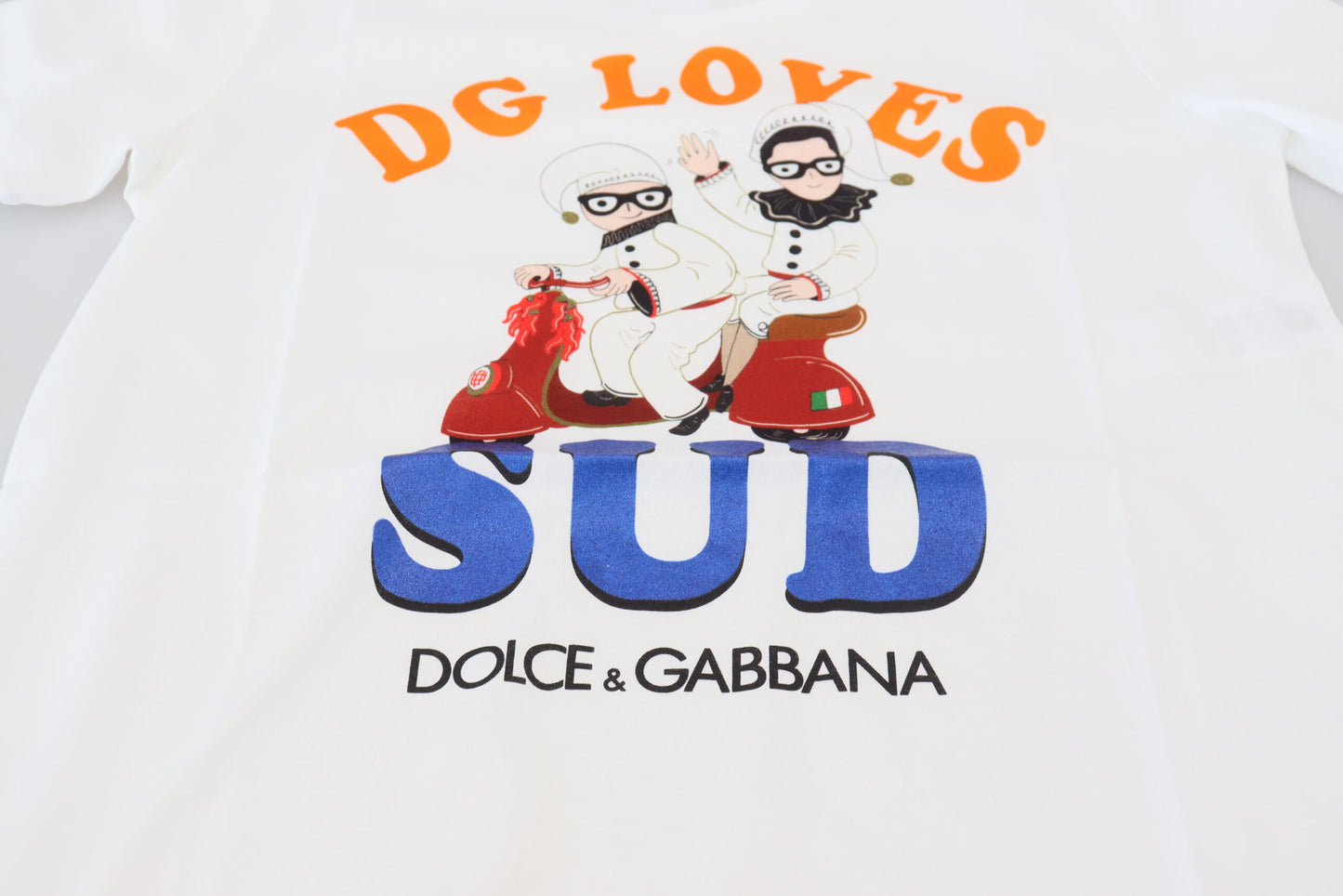 Elegante camiseta blanca de cuello redondo con estampado colorido