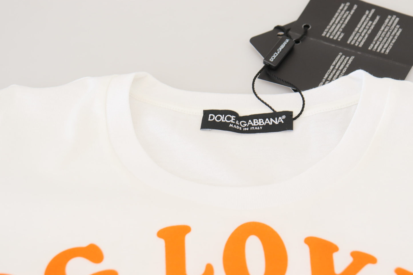 Elegante camiseta blanca de cuello redondo con estampado colorido